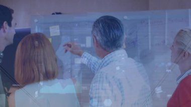 Çeşitli iş adamları üzerinde finansal veri işleme animasyonu. Küresel iş, bilgisayar ve dijital arayüz kavramı dijital olarak oluşturulmuş video.