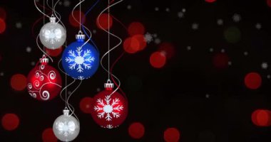 Noel süslerinin üzerine yağan kar animasyonu. Noel, kutlama ve dijital arayüz kavramı dijital olarak oluşturulmuş video.