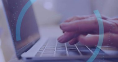 Bilgisayarlı beyaz adamın ellerinde dijital asma kilitle daireler çizerek ekranın animasyonu. Ağ, veri güvenliği ve dijital güvenlik konsepti dijital olarak oluşturulmuş video.