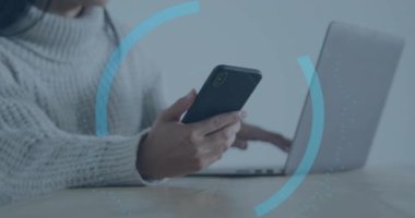 Telefon ve dizüstü bilgisayarı olan beyaz bir kadının elleri üzerinde dijital kalkan olan ekranın animasyonu. Ağ, veri güvenliği ve dijital güvenlik konsepti dijital olarak oluşturulmuş video.