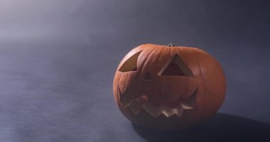 Siyah arka planda balkabağı animasyonu. Cadılar bayramı, sonbahar, kutlama ve geleneksel konsept dijital olarak oluşturulmuş video.