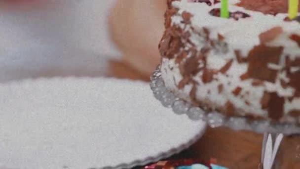 生日蛋糕用五彩缤纷的烛台上的盘子和桌子上的装饰进行动画 场合和庆祝概念 — 图库视频影像