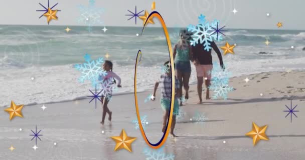 Animação Feliz Natal Sobre Família Hispânica Feliz Correndo Praia Natal — Vídeo de Stock