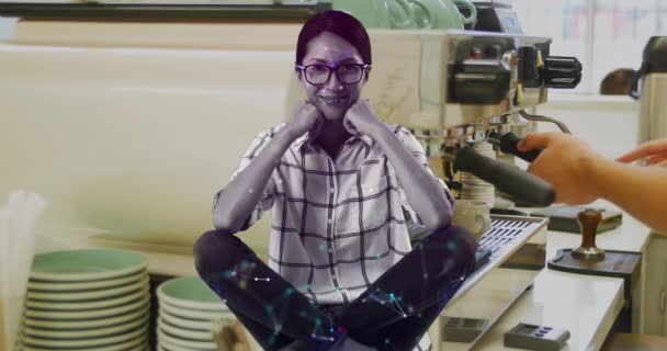 Animação Rede Conexões Mulher Biracial Sobre Homem Caucasiano Fazendo Café — Vídeo de Stock