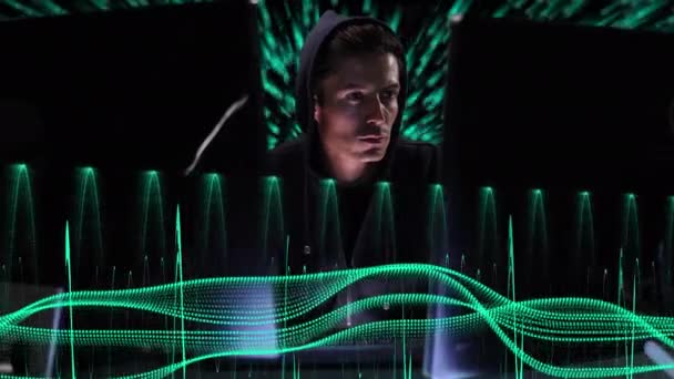 白人男性ハッカーの上にネオンの形と線のアニメーション ネットワーク データセキュリティ サイバー犯罪 テクノロジーの概念デジタルで生成されたビデオ — ストック動画