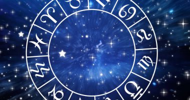 Mavi gökyüzündeki yıldızların üzerindeki zodyak çarkı görüntüsü. Yıldız falı, astroloji ve yıldız işaretleri konsepti dijital olarak oluşturulmuş görüntü.