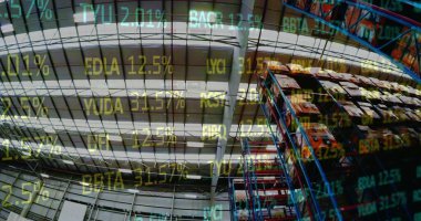 Boş deponun üzerindeki borsa görüntüsü. küresel sevkiyat, dağıtım ve bağlantılar konsepti dijital olarak oluşturuldu.