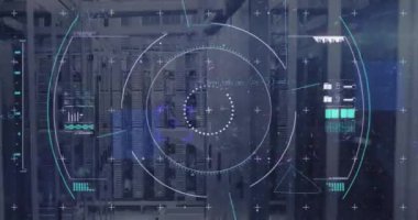 Sunucular üzerinde görüntü bulucu ve matematik formüllerinin animasyonu. Veri işleme, iletişim, matematik, enformatik ve teknoloji konsepti dijital olarak oluşturulmuş video.