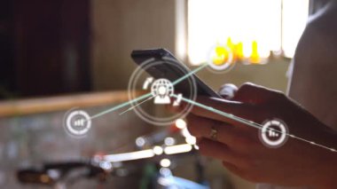 Akıllı telefon kullanan beyaz kadın üzerindeki simgelerle bağlantı ağının animasyonu. Dijital olarak oluşturulmuş küresel bağlantılar, teknoloji ve dijital arayüz kavramı.