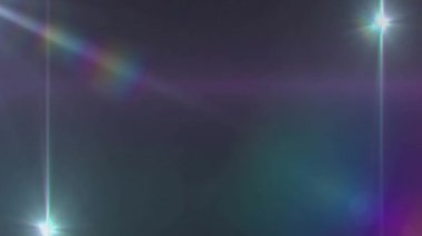 Işık izlerinin ve siyah arkaplandaki lekelerin animasyonu. Işık ve hareket kavramı dijital olarak oluşturulmuş video.