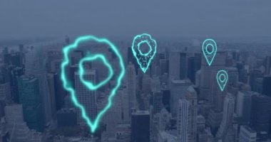 Şehrin üzerinde uçan dijital konum simgelerinin animasyonu. Küresel internet ağları, hesaplama, bağlantılar ve veri işleme kavramı dijital olarak oluşturulmuş video.