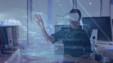 Kafkasyalı iş kadını üzerinden veri işleme ağı bağlantılarının animasyonu. Küresel iş, bilgisayar ve dijital arayüz kavramı dijital olarak oluşturulmuş video.