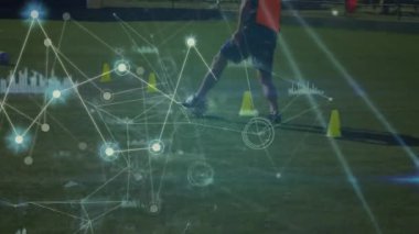 Çeşitli erkek futbol oyuncuları üzerinde veri işleme animasyonu. Küresel spor ve dijital arayüz kavramı dijital olarak oluşturulmuş video.
