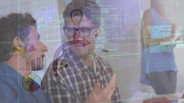 Çeşitli iş adamları üzerinde finansal veri işleme animasyonu. Küresel iş, bilgisayar ve dijital arayüz kavramı dijital olarak oluşturulmuş video.