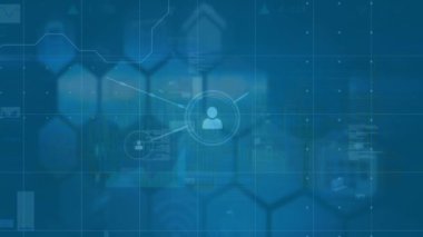 Mavi arkaplanda veri işleme üzerine simgelerle bağlantı ağının animasyonu. Dijital olarak oluşturulmuş küresel bağlantılar, bilgisayar ve dijital arayüz kavramı.