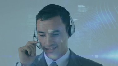 Uçan ikili kodların animasyonu, beyaz adamın kulaklıkla konuşması üzerine programlama dili. Dijital bileşik, çoklu pozlama, kodlama, soyut, iletişim ve teknoloji kavramı.