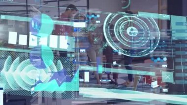 Ofisteki çeşitli iş adamları üzerinde dijital ekranda çeşitli veri işleme animasyonları. İş, veri işleme, dijital arayüz ve teknoloji konsepti dijital olarak oluşturulmuş video.