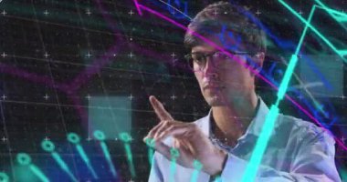 Dokunmatik ekran kullanan beyaz adamın üzerindeki neon şekillerin animasyonu. İş, ağ, veri işleme, dijital arayüz ve teknoloji konsepti dijital olarak oluşturulmuş video.