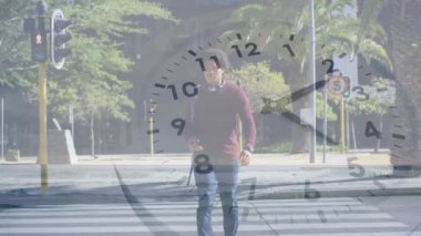 Afrika kökenli Amerikalı bir adamın yürüyüşü üzerine saat animasyonu. Küresel iş ve dijital arayüz kavramı dijital olarak oluşturulmuş video.