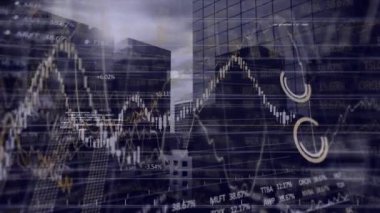 Şehir manzarası üzerinde finansal veri işleme animasyonu. küresel iş, bilgisayar ve dijital arayüz kavramı dijital olarak oluşturulmuş video.