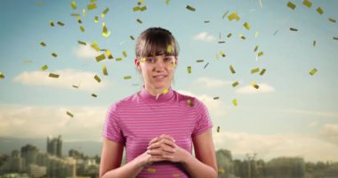 Şehir manzarası üzerinde mutlu beyaz bir kızın üzerinde konfeti animasyonu. Mutluluk, başarı ve kutlama konsepti dijital olarak oluşturulmuş video.