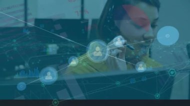 Kafkas iş adamlarının ofislerinde veri işleme animasyonu. Küresel iş ve dijital arayüz kavramı dijital olarak oluşturulmuş video.