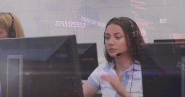 Kafkas iş kadınının ofisinde veri işleme animasyonu. Küresel iş ve dijital arayüz kavramı dijital olarak oluşturulmuş video.