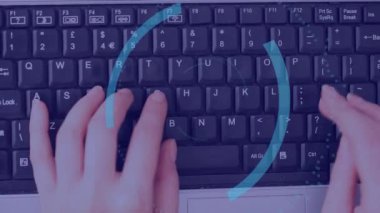 Bilgisayarda yazı yazan beyaz bir kadının ellerinde asma kilit olan dijital bulutların animasyonu. Ağ, veri güvenliği ve dijital güvenlik konsepti dijital olarak oluşturulmuş video.