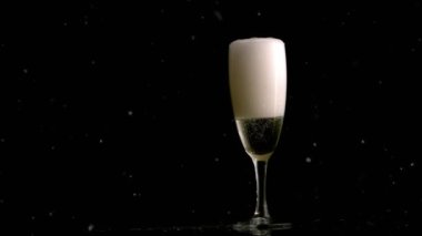 Şampanya kadehinin üzerine düşen kar animasyonu. Parti, kutlama ve dijital arayüz kavramı dijital olarak oluşturuldu.