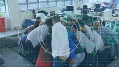 Ofisteki çeşitli iş adamları üzerinde tarama ve veri işleme animasyonları. Küresel iş, bilgisayar ve dijital arayüz kavramı dijital olarak oluşturulmuş video.