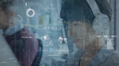 Çeşitli iş adamları üzerinde finansal veri işleme animasyonu. Küresel iş, bilgisayar ve dijital arayüz kavramı dijital olarak oluşturulmuş video.