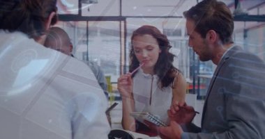 Ofisteki çeşitli iş adamları üzerinde veri işleme animasyonu. Küresel iş ve dijital arayüz kavramı dijital olarak oluşturulmuş video.