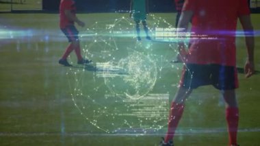 Çeşitli erkek futbol oyuncuları üzerinde veri işleme animasyonu. Küresel spor ve dijital arayüz kavramı dijital olarak oluşturulmuş video.