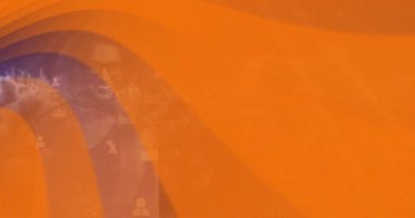 Ağ üzerinden turuncu dalgaların, bağlantıların ve bulutlar üzerinde başarılı beyaz kadının animasyonu. İş, bağlantılar, ağ ve teknoloji konsepti dijital olarak oluşturulmuş video.