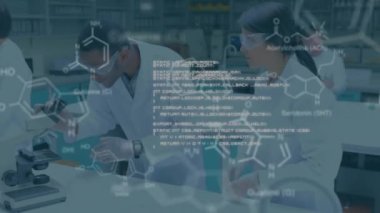 Laboratuvardaki çeşitli bilim adamları üzerinde veri işleme ve kimyasal formüllerin animasyonu. Küresel bilim, bilgisayar ve dijital arayüz kavramı dijital olarak oluşturulmuş video.