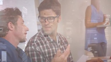 Çeşitli iş adamları üzerinde finansal veri işleme animasyonu. Küresel iş, bilgisayar ve dijital arayüz kavramı dijital olarak oluşturulmuş video.