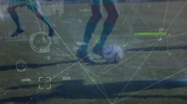 Çeşitli erkek futbol oyuncuları üzerinde veri işleme animasyonu. Küresel spor ve dijital arayüz kavramı dijital olarak oluşturulmuş video.
