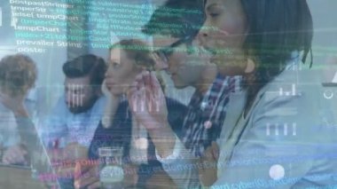 Çeşitli iş adamları üzerinde finansal veri işleme animasyonu. Küresel iş, bilgisayar ve dijital arayüz kavramı dijital olarak oluşturulmuş video.