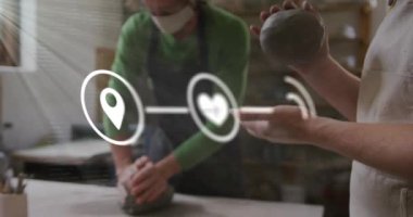 Kafkas işçilerin çömlekçilik yapmaları üzerine medya simgelerinin canlandırılması. Küresel iş ve dijital arayüz kavramı dijital olarak oluşturulmuş video.