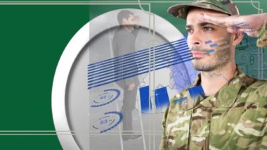 Beyaz erkek asker üzerinde veri işleme animasyonu. Küresel iş, sosyal medya ve dijital arayüz kavramı dijital olarak oluşturulmuş video.