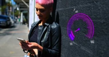 Mor hız göstergesinin akıllı telefon kullanan mutlu beyaz kadın üzerindeki canlandırması. İnternet hızı, transfer, iletişim ve teknoloji konsepti dijital olarak oluşturulmuş video.