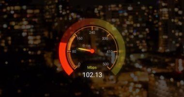Gece boyunca turuncu hız göstergesinin animasyonu. İnternet hızı, transfer, iletişim ve teknoloji konsepti dijital olarak oluşturulmuş video.