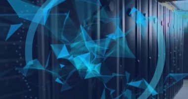 Sunucular üzerinde şekillerin ve dijital asma kilidin animasyonu. Ağ, veri güvenliği, dijital güvenlik ve teknoloji konsepti dijital olarak oluşturulmuş video.