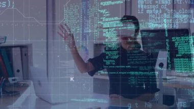 Kafkasyalı iş kadınının veri işleme animasyonu. Küresel iş, bilgisayar ve dijital arayüz kavramı dijital olarak oluşturulmuş video.
