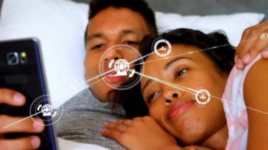 Akıllı telefon kullanarak, çift cinsiyetli ikonlar üzerinden bağlantı ağının animasyonu. Dijital olarak oluşturulmuş küresel bağlantılar, teknoloji ve dijital arayüz kavramı.