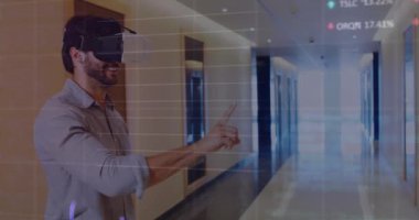 VR kulaklık takan beyaz bir adam hakkında rakamların ve istatistiklerin animasyonu. Küresel iş, dijital arayüz ve veri işleme kavramı dijital olarak oluşturulmuş video.