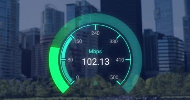 Şehir manzarası üzerindeki yeşil hız göstergesinin animasyonu. İnternet hızı, transfer, iletişim ve teknoloji konsepti dijital olarak oluşturulmuş video.