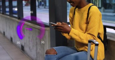 Akıllı telefon kullanan mutlu Afro-Amerikan çocuk yerine mor hız göstergesinin animasyonu. İnternet hızı, transfer, iletişim ve teknoloji konsepti dijital olarak oluşturulmuş video.