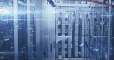 Sunucu odasında veri işleme animasyonu. küresel iş ve dijital arayüz kavramı dijital olarak oluşturulmuş video.