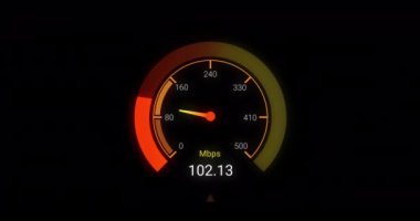 Siyah arka planda turuncu hız göstergesi animasyonu. İnternet hızı, transfer, iletişim ve teknoloji konsepti dijital olarak oluşturulmuş video.
